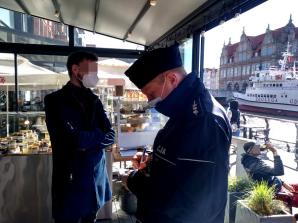 Kontrole lokali gastronomicznych – policjanci ujawniają przypadki łamania obostrzeń