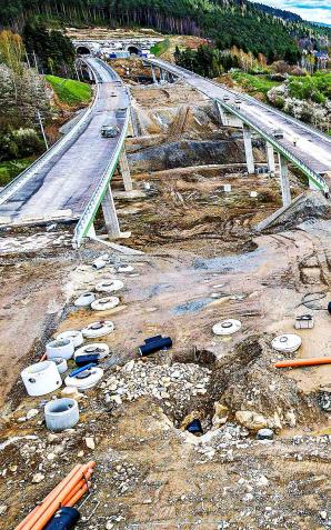 [VIDEO] Ponad 75 proc. osiągnęło zaawansowanie prac na 8,5-kilometrowym odcinku drogi ekspresowej S1 Przybędza - Milówka. Ku zakończeniu zmierzają prace mostowe