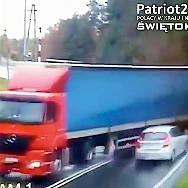 [VIDEO] O włos od tragedii. Skrajna nieodpowiedzialność kierowcy TIRa
