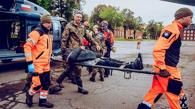 [VIDEO] Wojsko aktywnie walczy z powodzią i wspiera potrzebujących